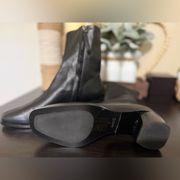 NWT Quince Leather Sketch Sock
Sleek Black Ankle Boot size 7 - Picture 7 of 9